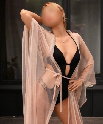 Соблазнительная красотка с шаловливыми глазками и идеальными формами жаждет встречи с похотливым мужчиной. Позволь мне погрузить тебя в океан наслаждения и страсти! 4812, 46 лет